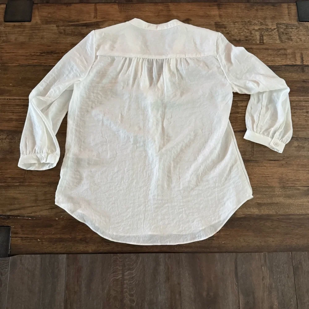 Vince Camuto rumple satin White V-Neck Blouse - Picture 7 of 9